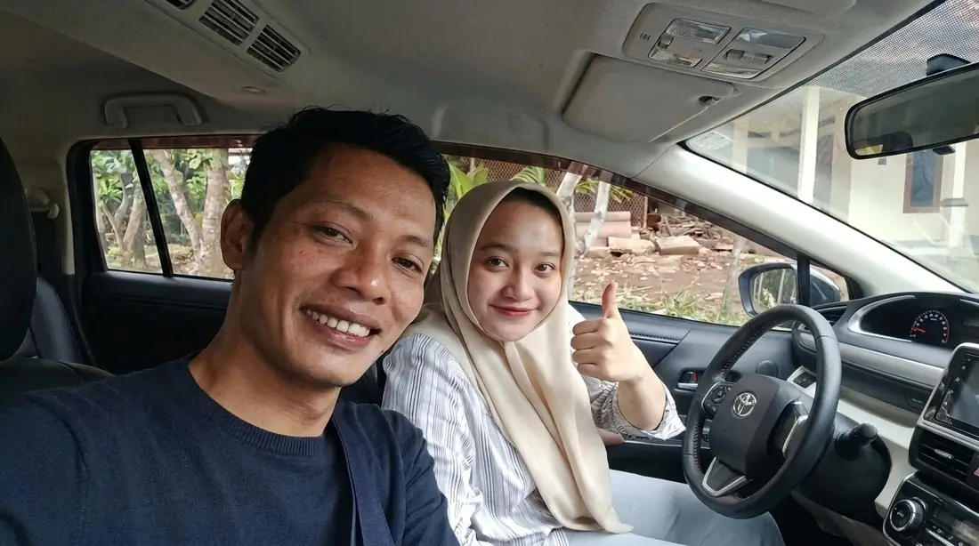 Siswa SVP Mengemudi bersama instruktur di kursi kemudi