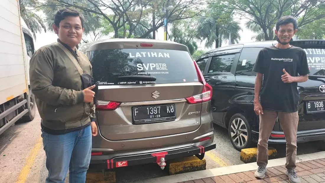 Instruktur dan siswa di depan mobil latihan SVP