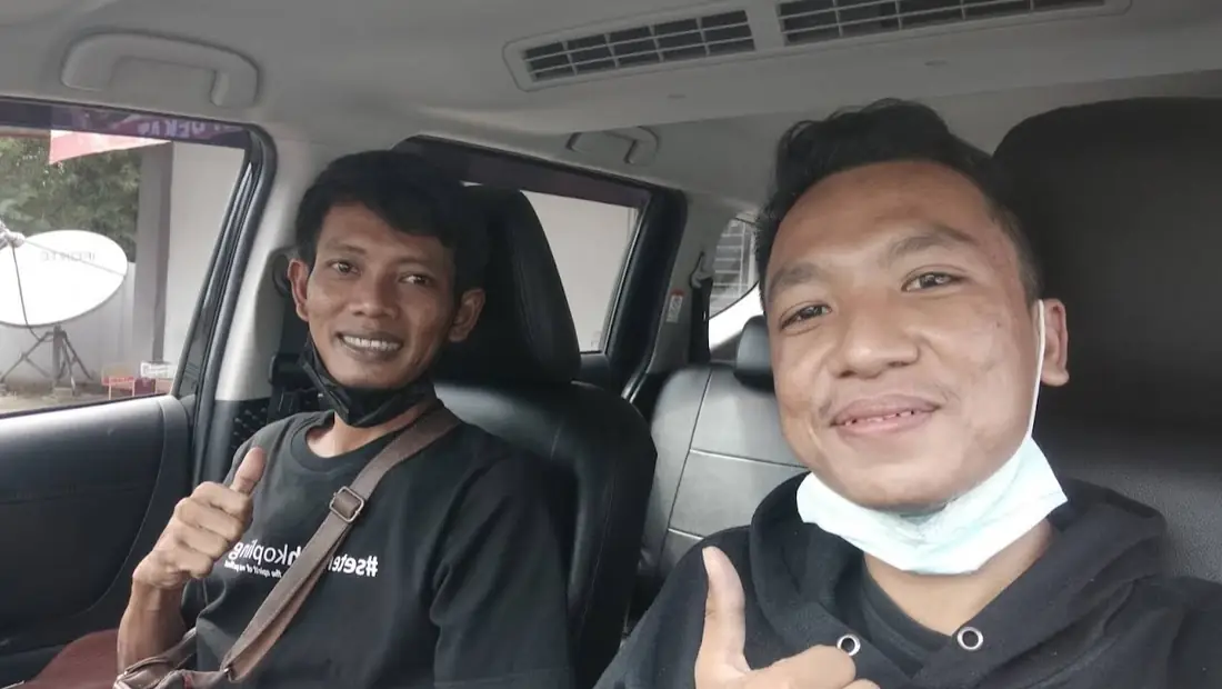 Siswa dan instruktur SVP Mengemudi di dalam mobil